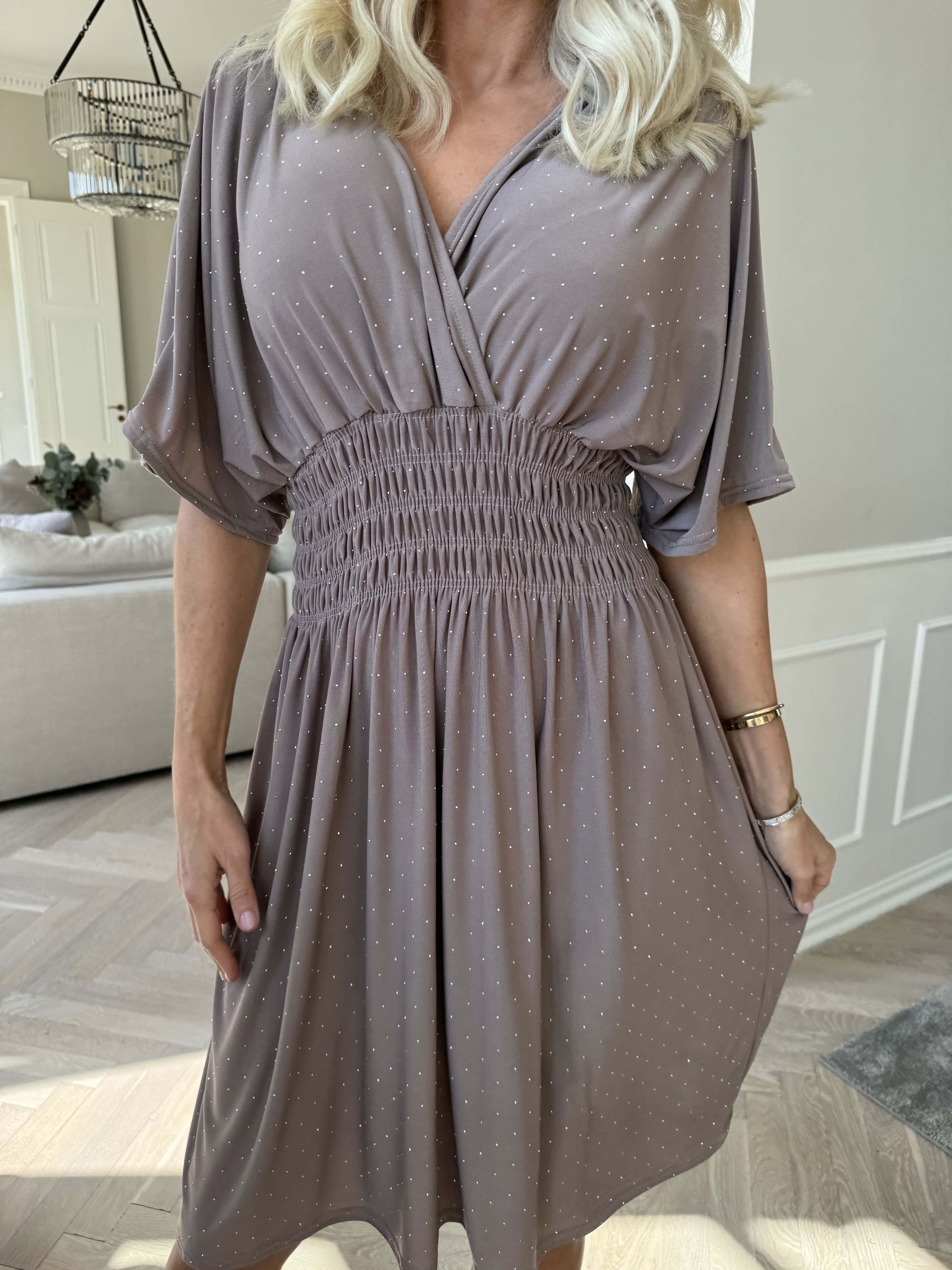 Pams Crystal Short - Kort elastisk klänning med strass